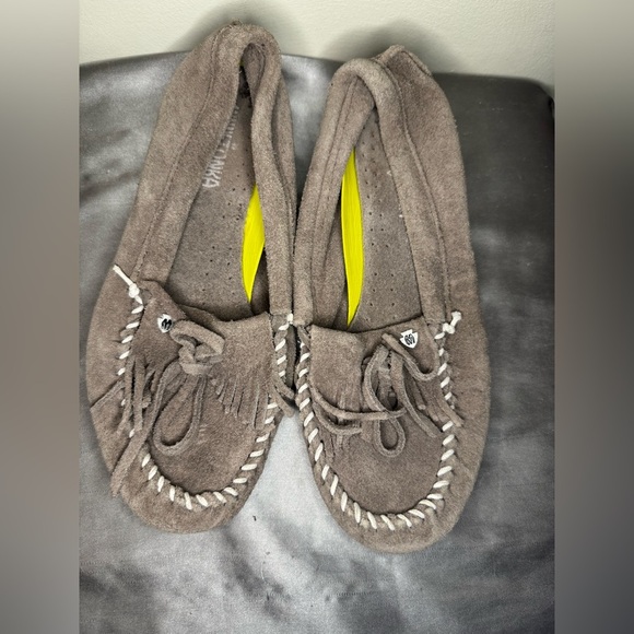 Minnetonka Moccasins Womens Kilty Fringe Bow Slip On Hardsole Memory Foam - Picture 1 of 6